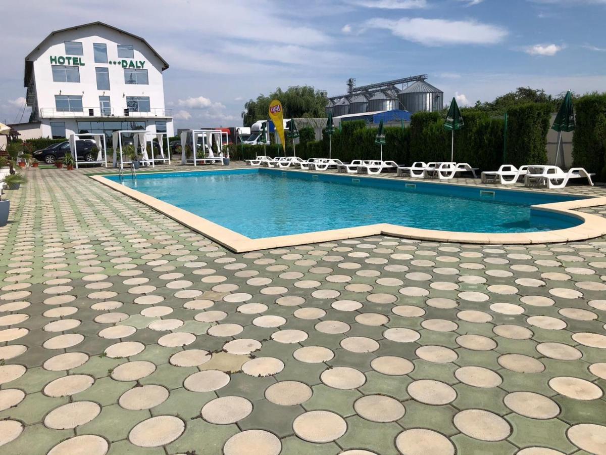 Hotel Daly Ploieşti Esterno foto