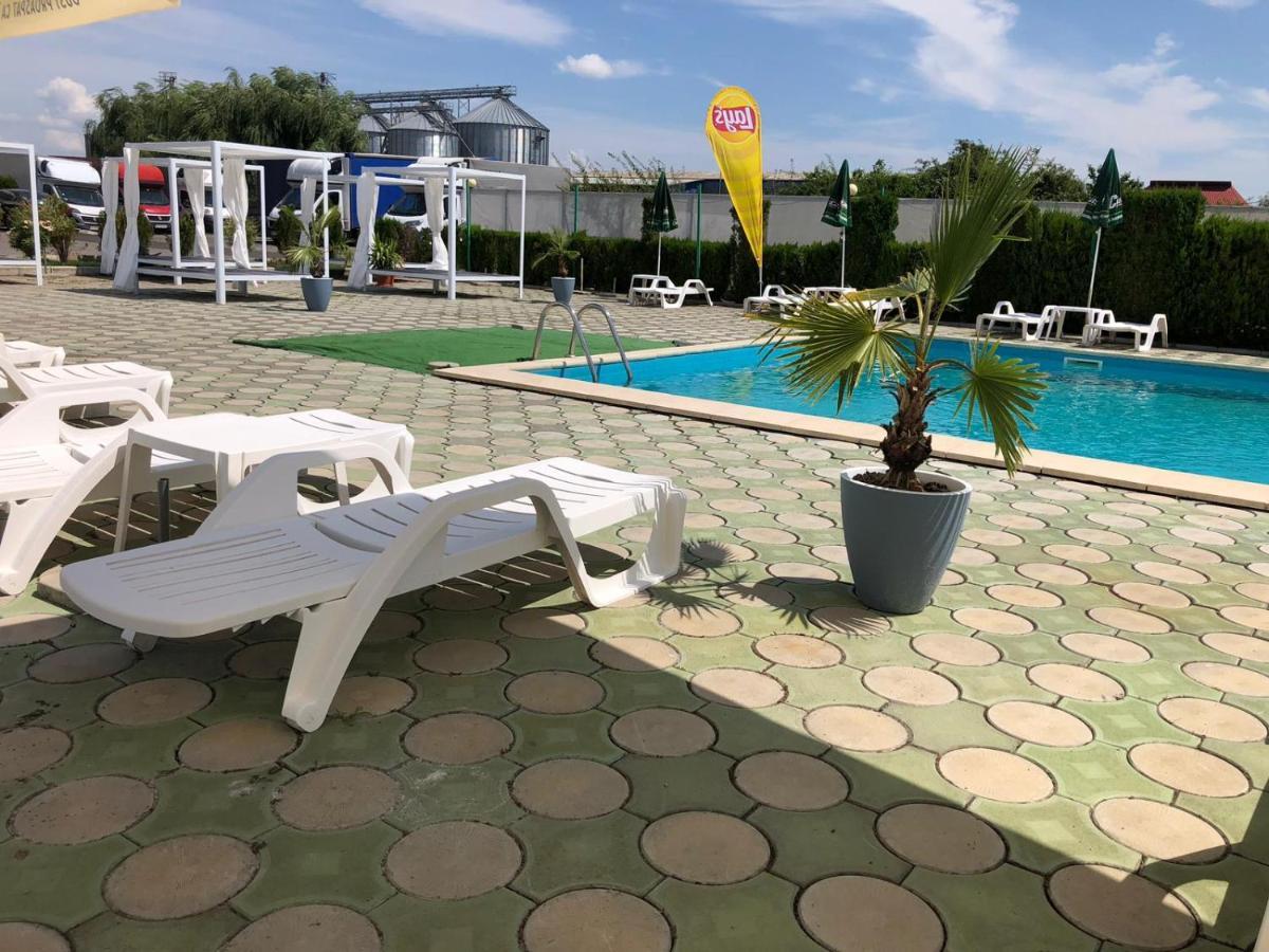 Hotel Daly Ploieşti Esterno foto