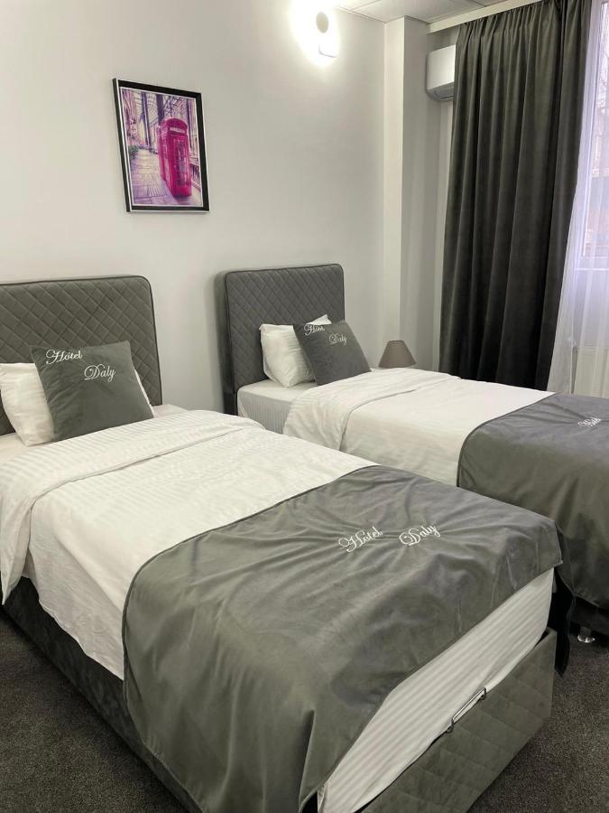 Hotel Daly Ploieşti Esterno foto