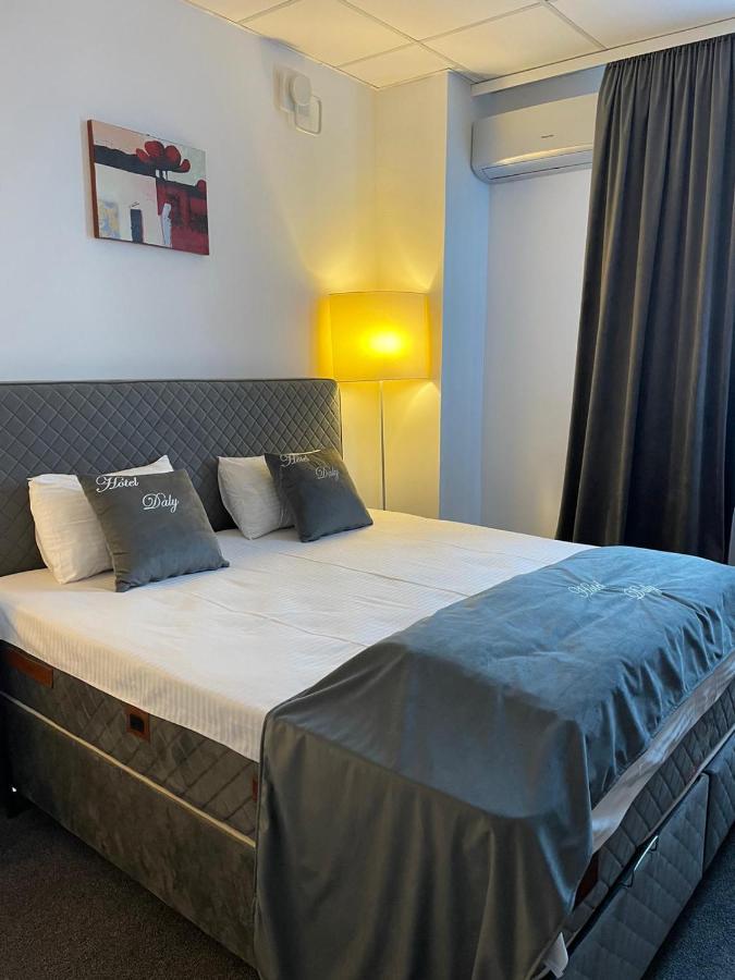 Hotel Daly Ploieşti Esterno foto