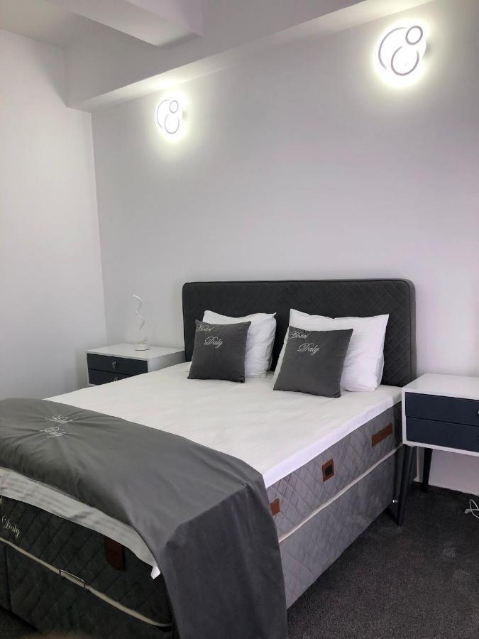 Hotel Daly Ploieşti Esterno foto