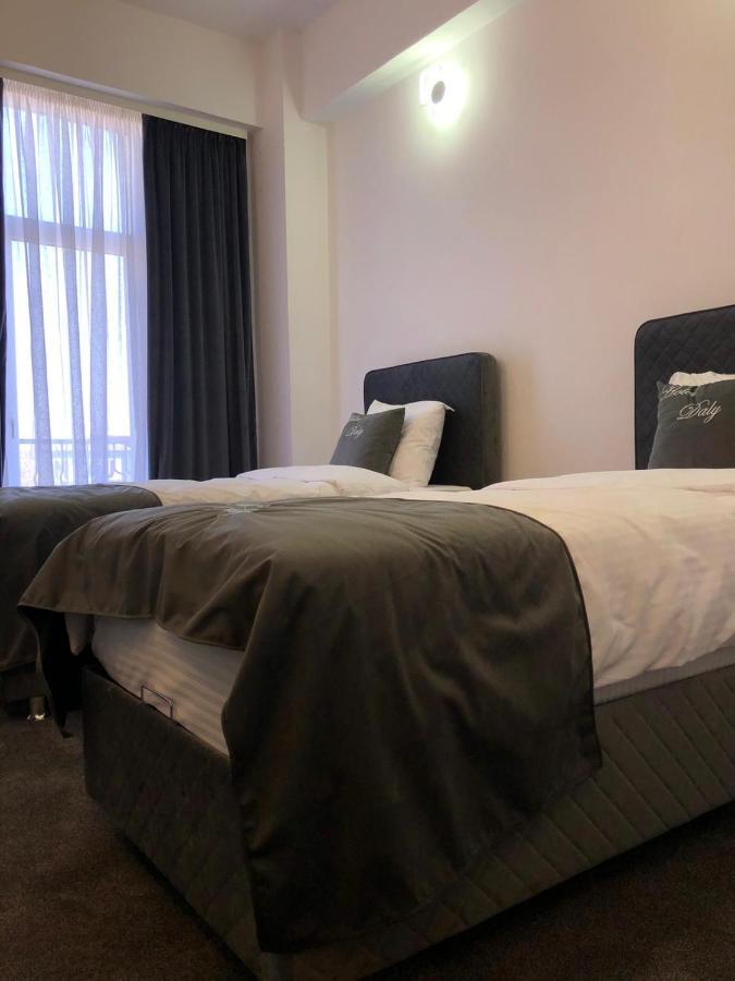 Hotel Daly Ploieşti Esterno foto