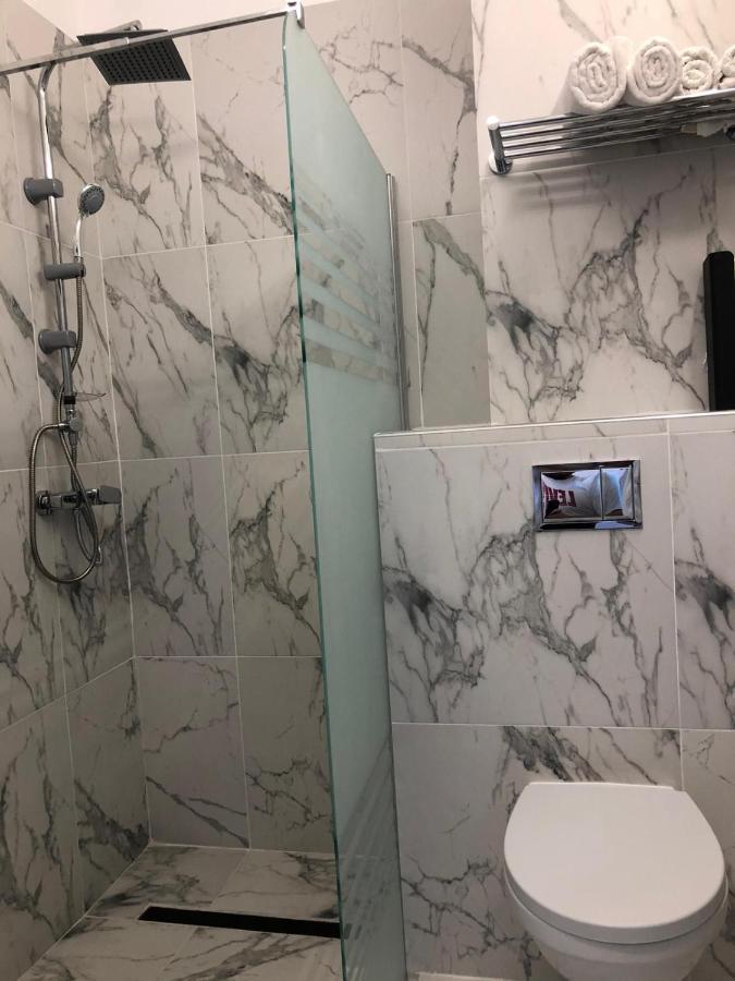 Hotel Daly Ploieşti Esterno foto