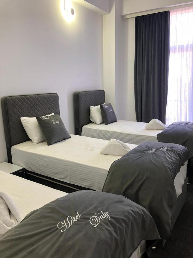 Hotel Daly Ploieşti Esterno foto