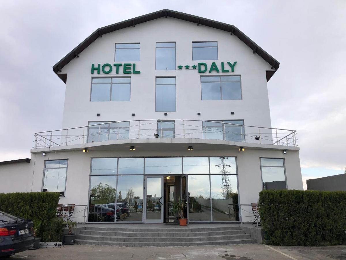Hotel Daly Ploieşti Esterno foto