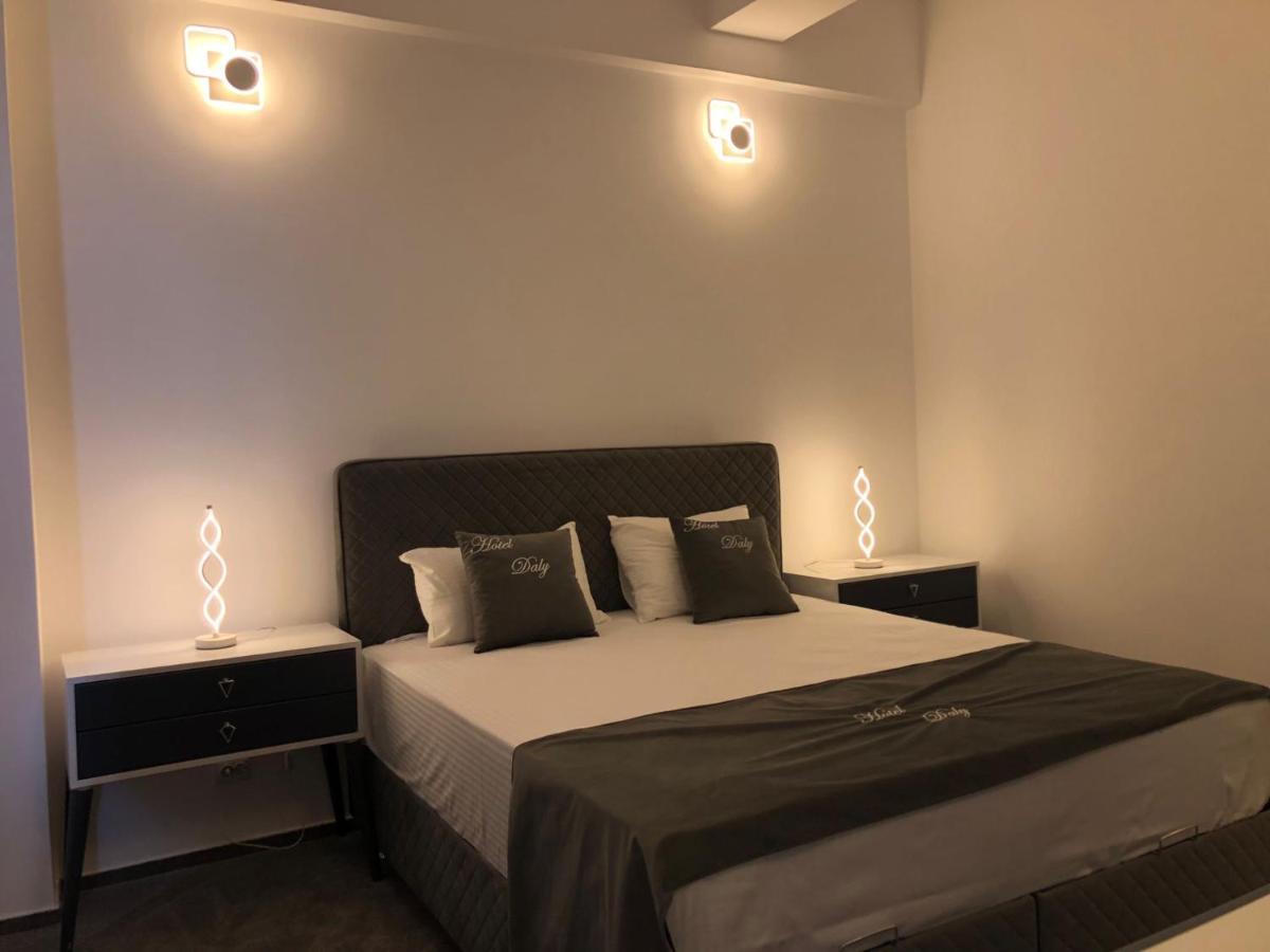 Hotel Daly Ploieşti Esterno foto