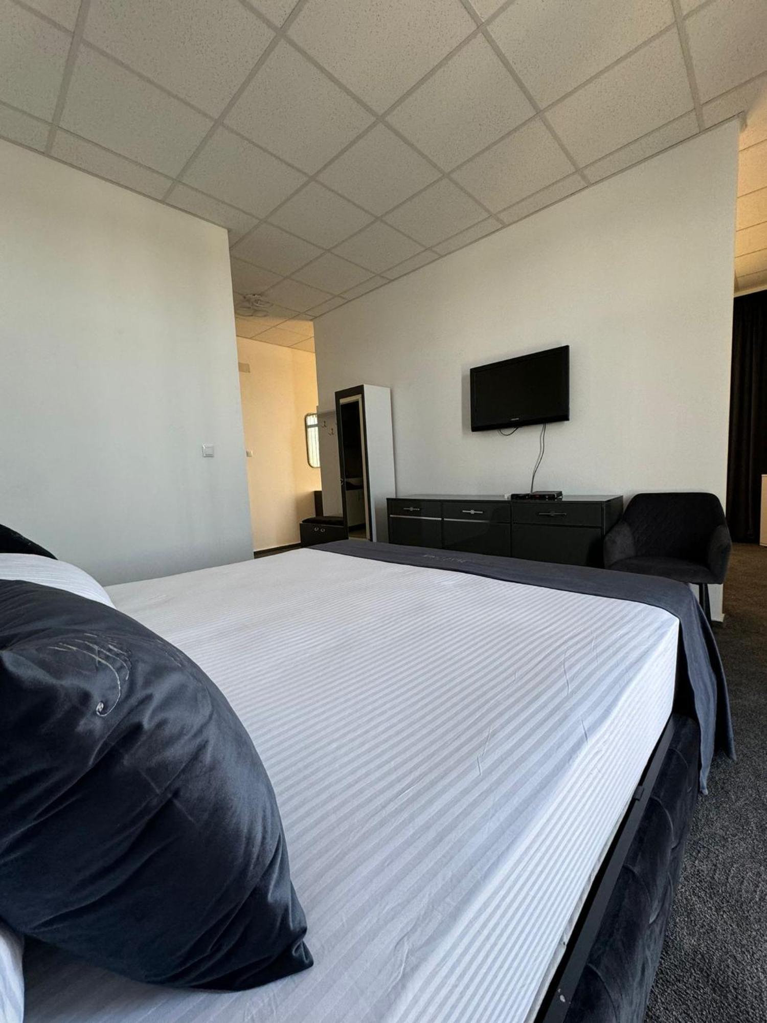 Hotel Daly Ploieşti Esterno foto