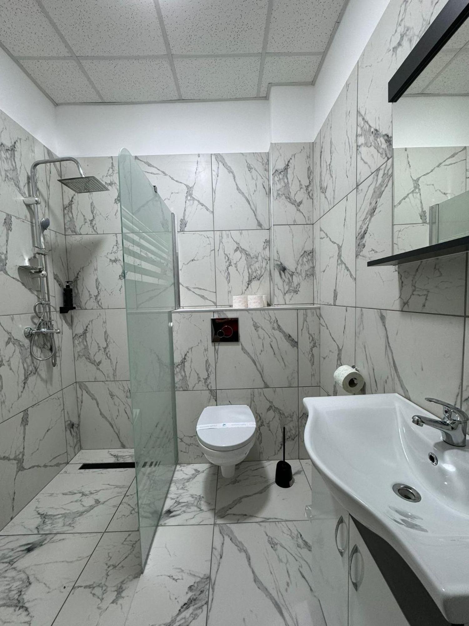 Hotel Daly Ploieşti Esterno foto