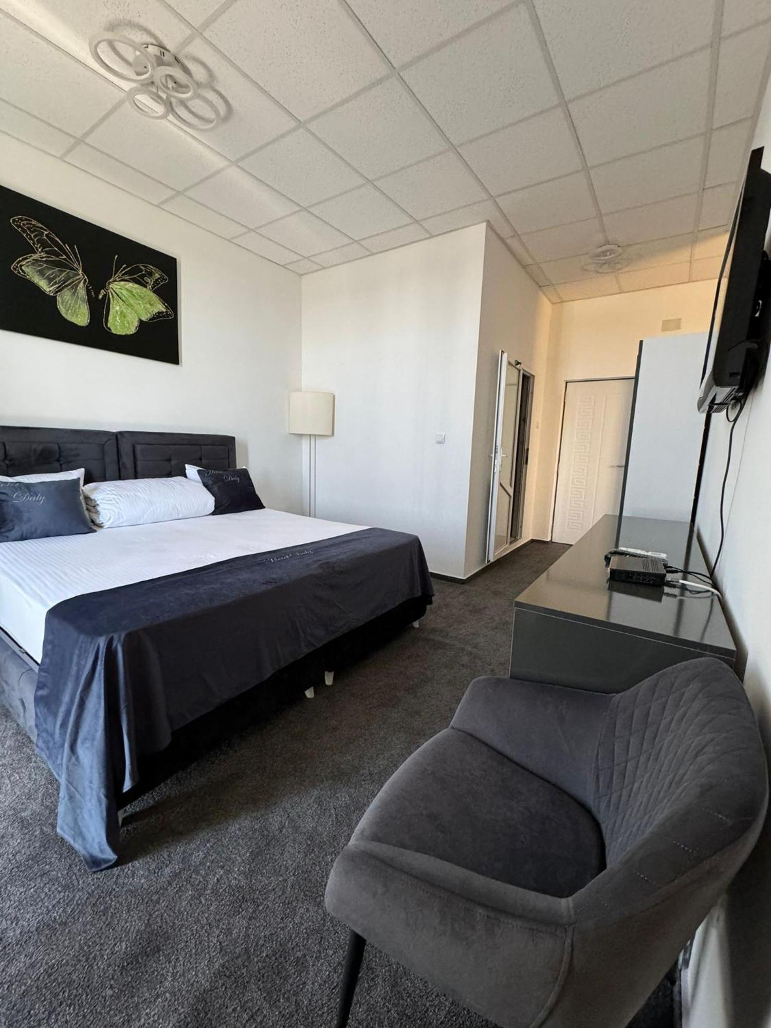 Hotel Daly Ploieşti Esterno foto